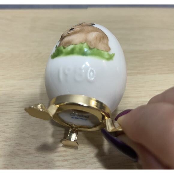 1 Vintage Goebel 1980 Annual Easter Egg with Stand - Bunny - Picture 3 of 6